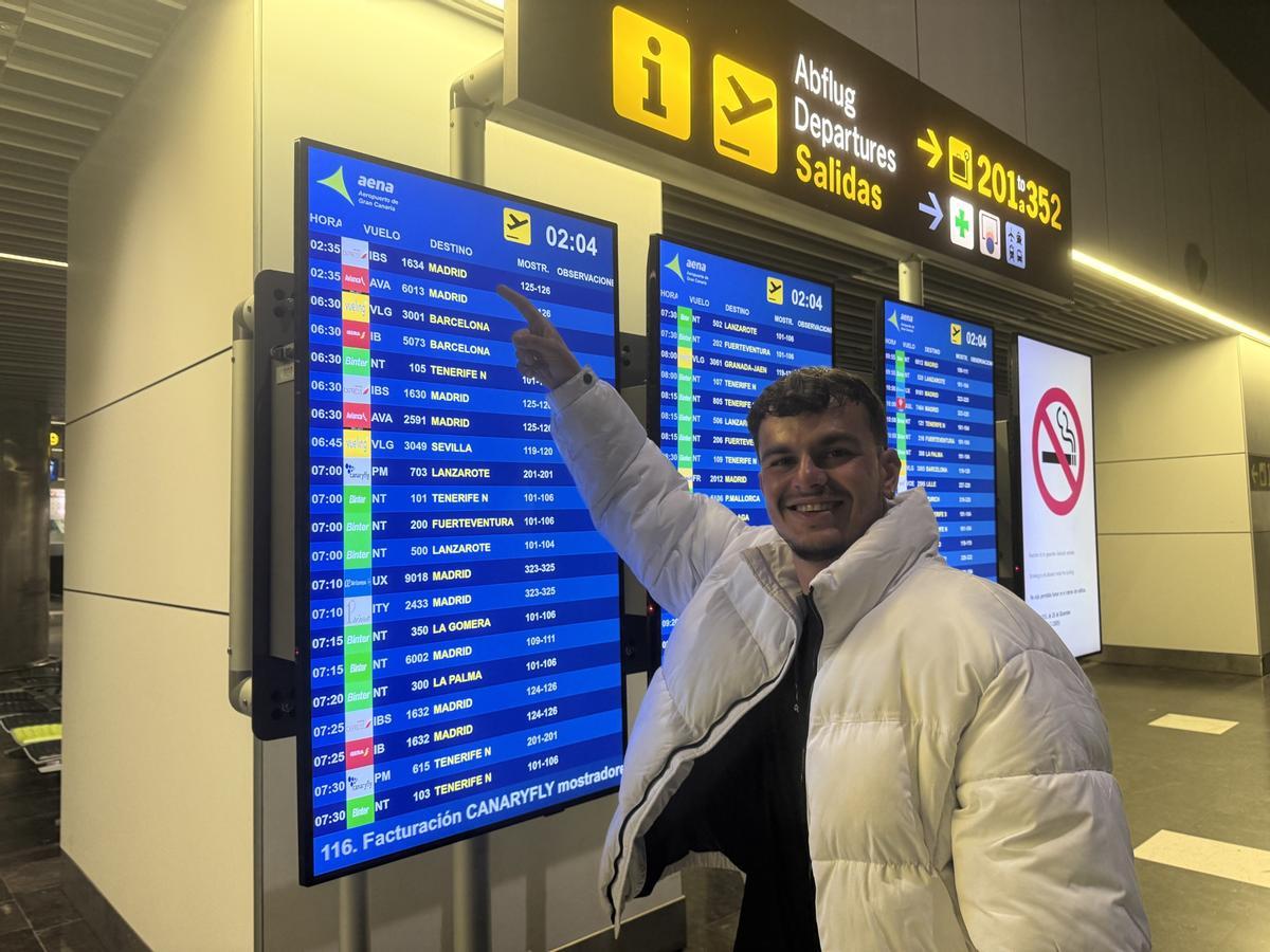 Cristian Quintana Pérez señala el rótulo de su vuelo a Madrid.