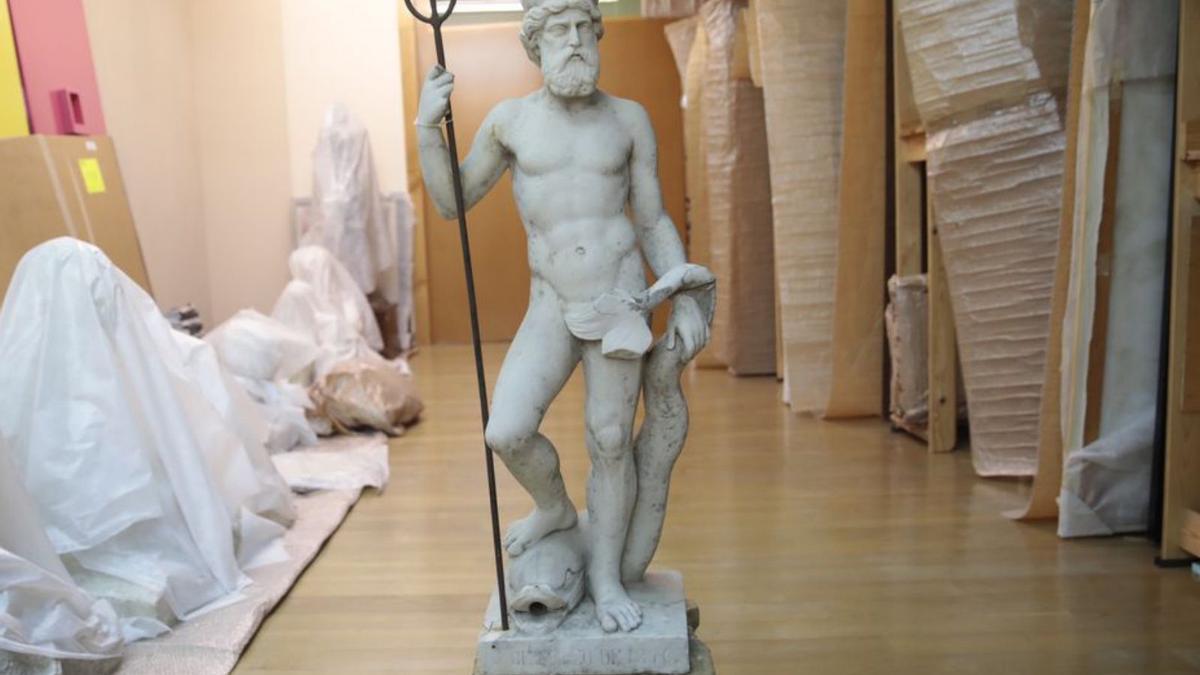 La estatua de Neptuno, en los almacenes del Museo de Bellas Artes de Asturias. | Miki López