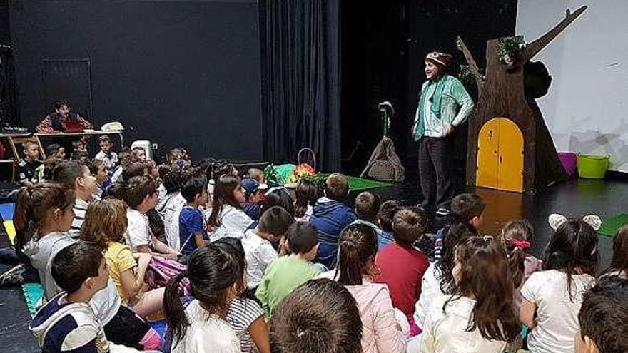 Niños participando de las actividades de la biblioteca. // FdV