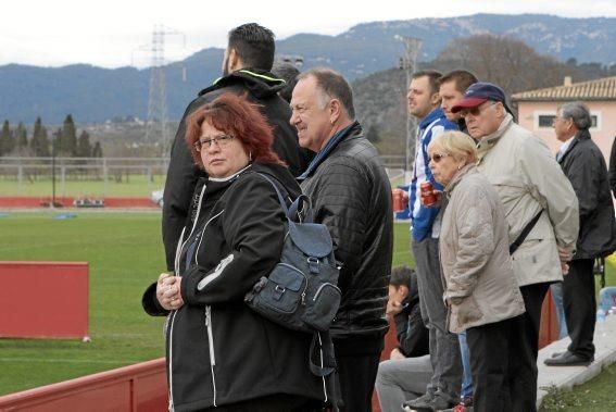 Hertha-Fans schauen beim Training zu.