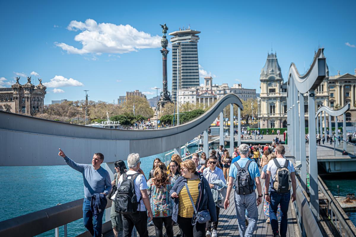 Los turistas inundan Barcelona