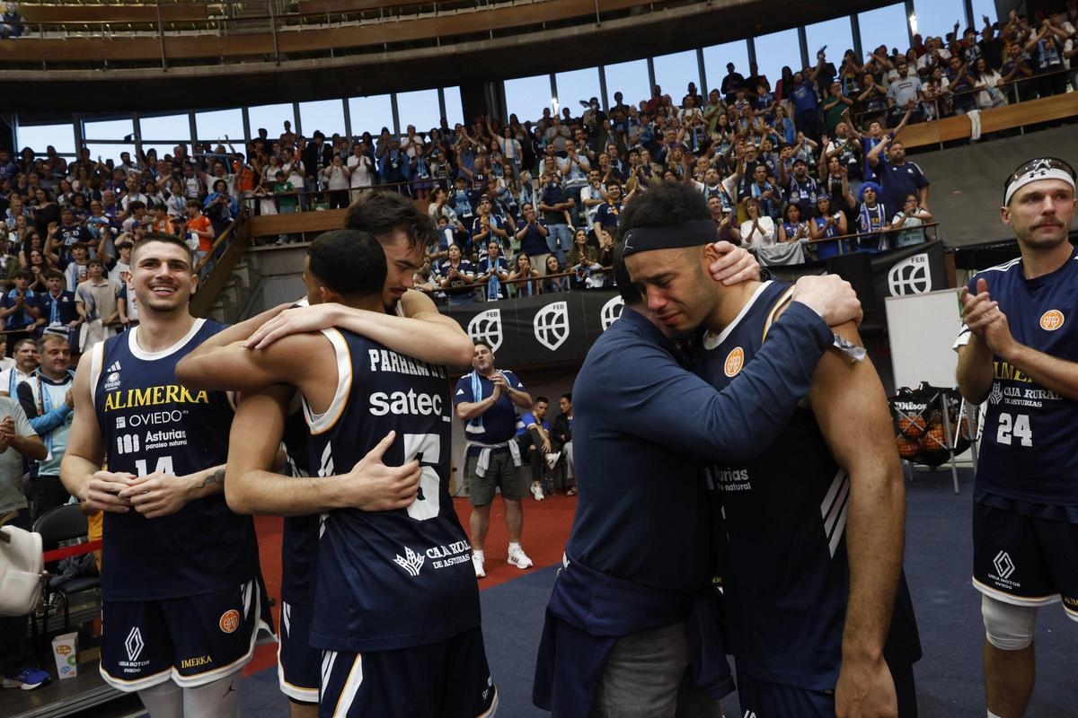 EN IMÁGENES: Así despidió la afición a un heroico Alimerka Oviedo Baloncesto tras caer con Estudiantes en la pelea por la ACB
