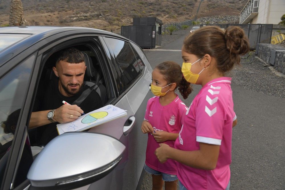 La plantilla de la UD Las Palmas firma autógrafos antes del derbi