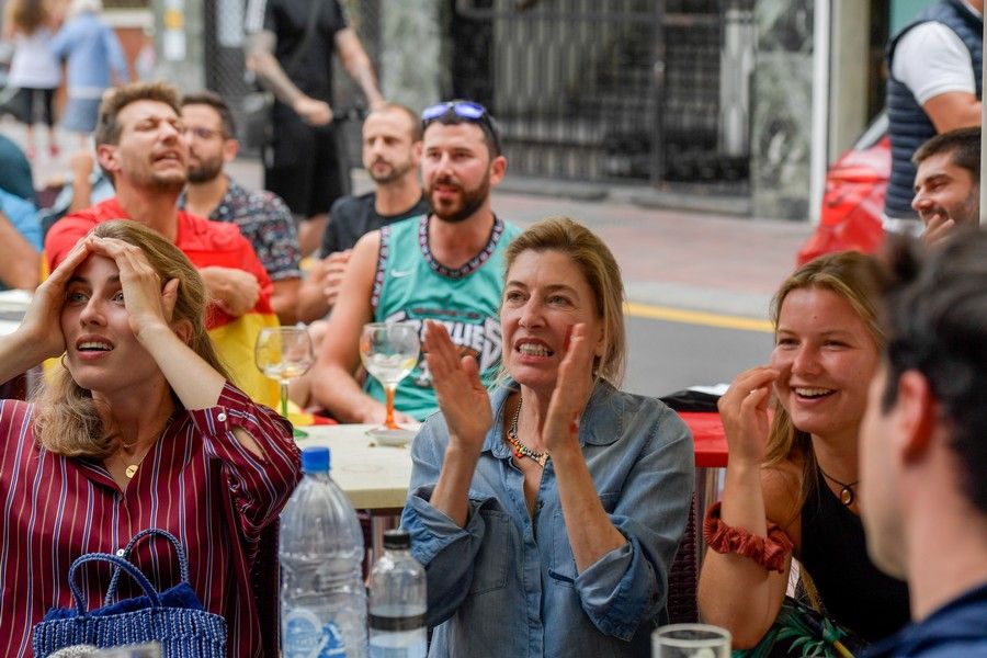 Aficionados ven en la capital grancanaria el partido de España en cuartos de final de la Eurocopa