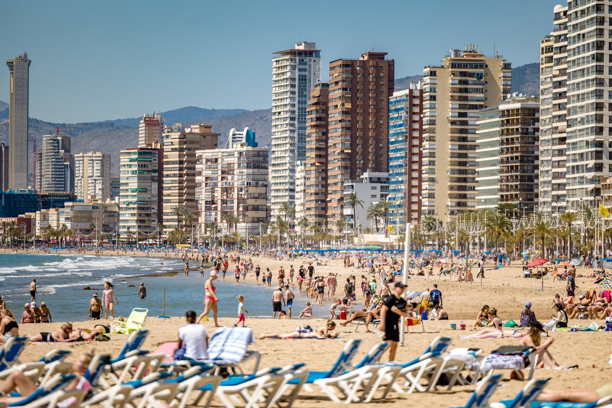 El primer gran test turístico del año tras dos años casi en blanco por las restricciones del covid han despertado la esperanza en el sector, que espera un volumen de negocio similar al de la Pascual de 2019 y que tiene ya operativa el 90% de la planta de hoteles y apartamentos.