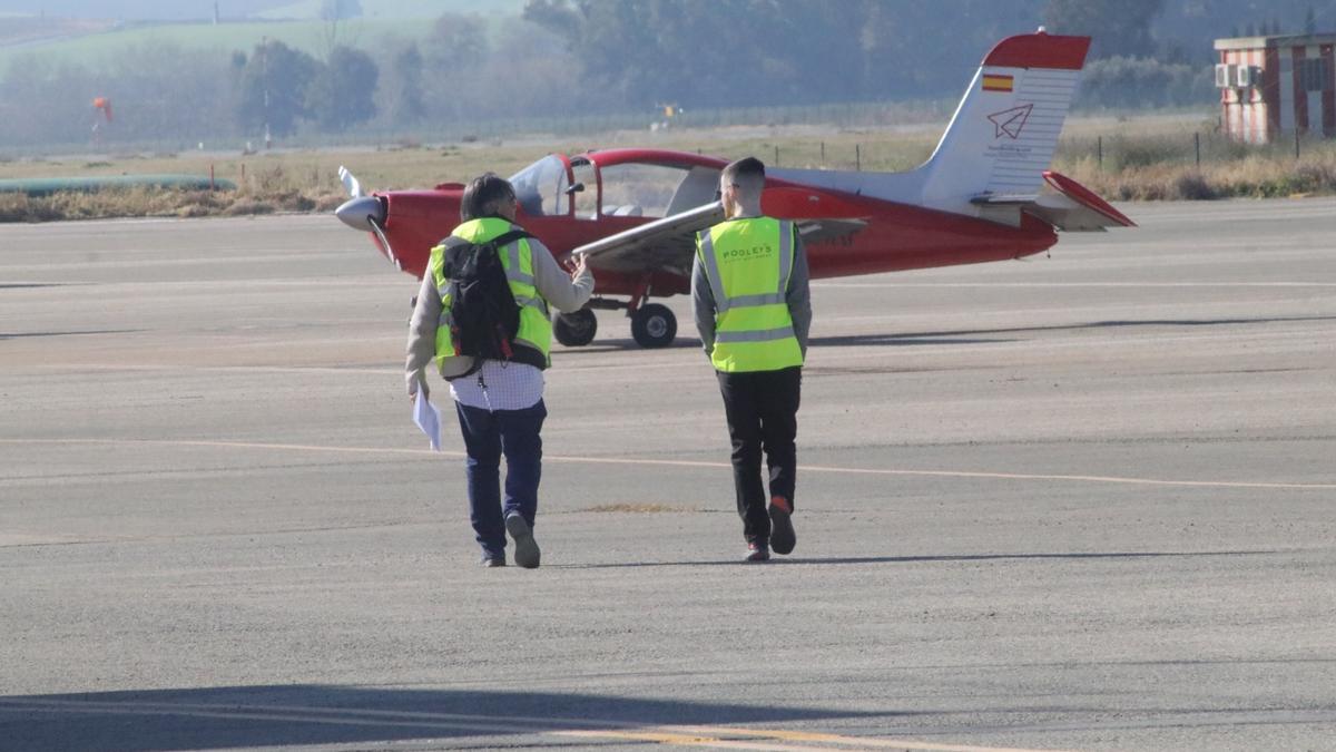 Dos operarios del aeropuerto de Córdoba.