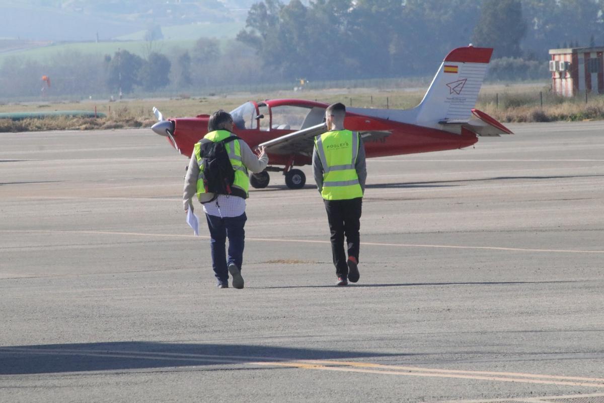 Dos operarios del aeropuerto de Córdoba.