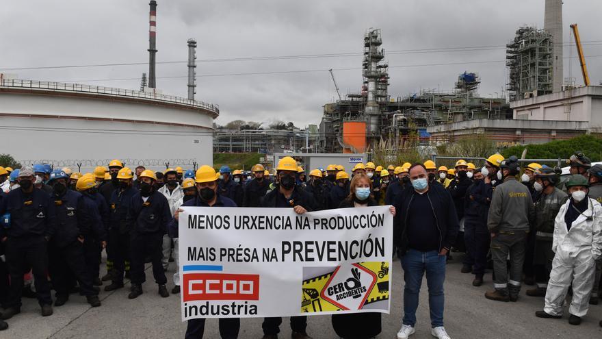 Concentración en la refinería de A Coruña tras el accidente laboral con un fallecido y un herido