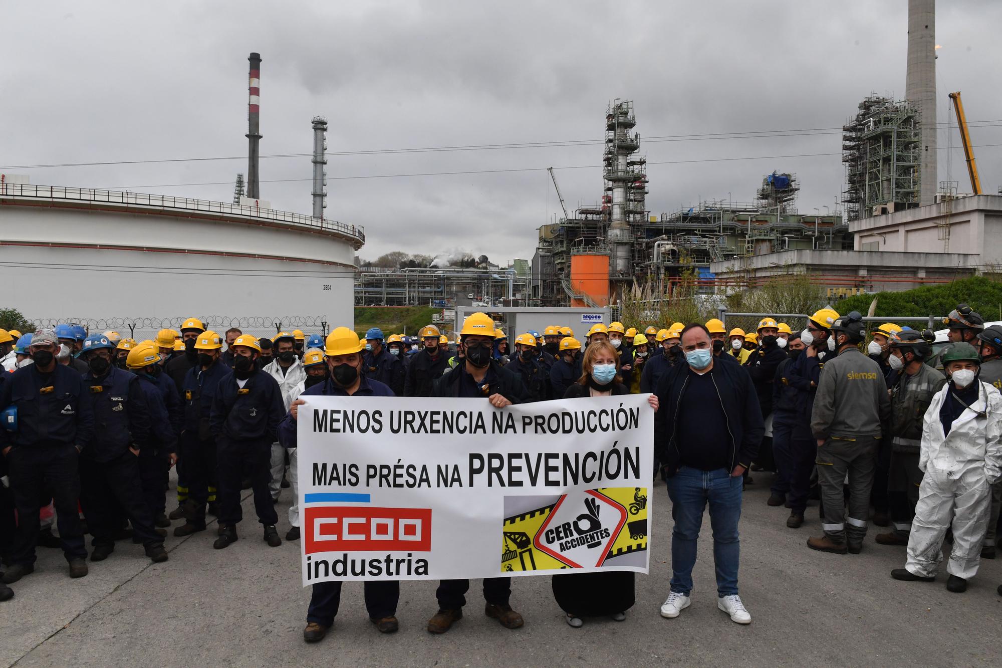 Concentración en la refinería de A Coruña tras el accidente con dos heridos, uno muy grave