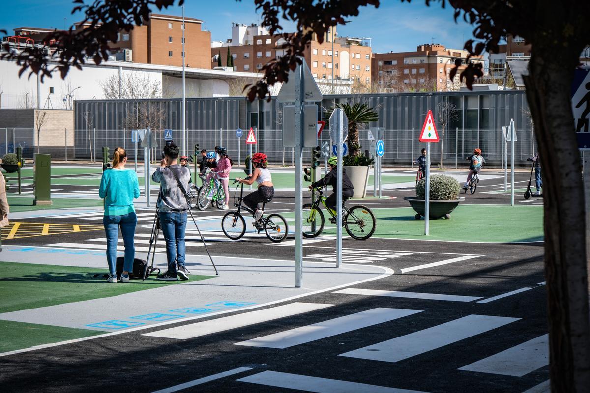 Los alumnos del CEIP Nuestra Señora de la Soledad estrenando el parque.