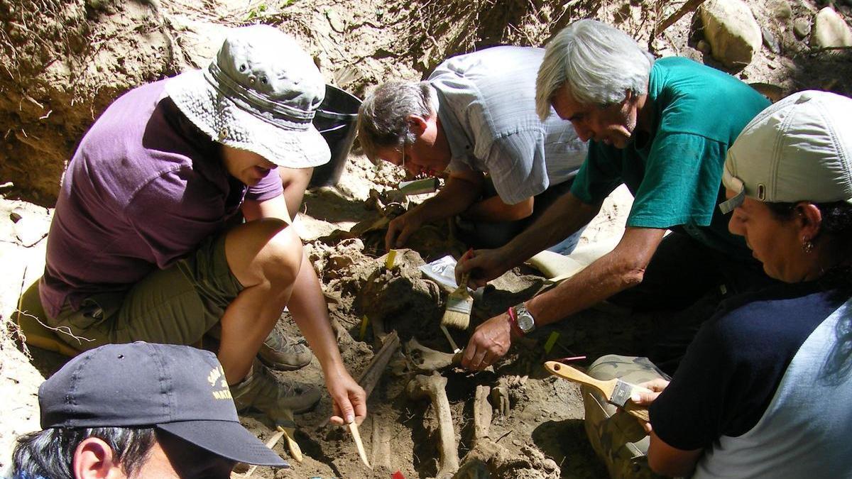 Una asociación busca en una fosa común en Carballo a cuatro asesinados por el franquismo