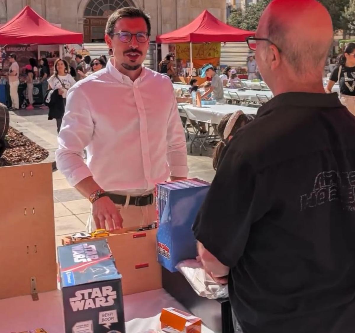El concejal Vidal, este sábado, en la plaza Mayor de Castelló.