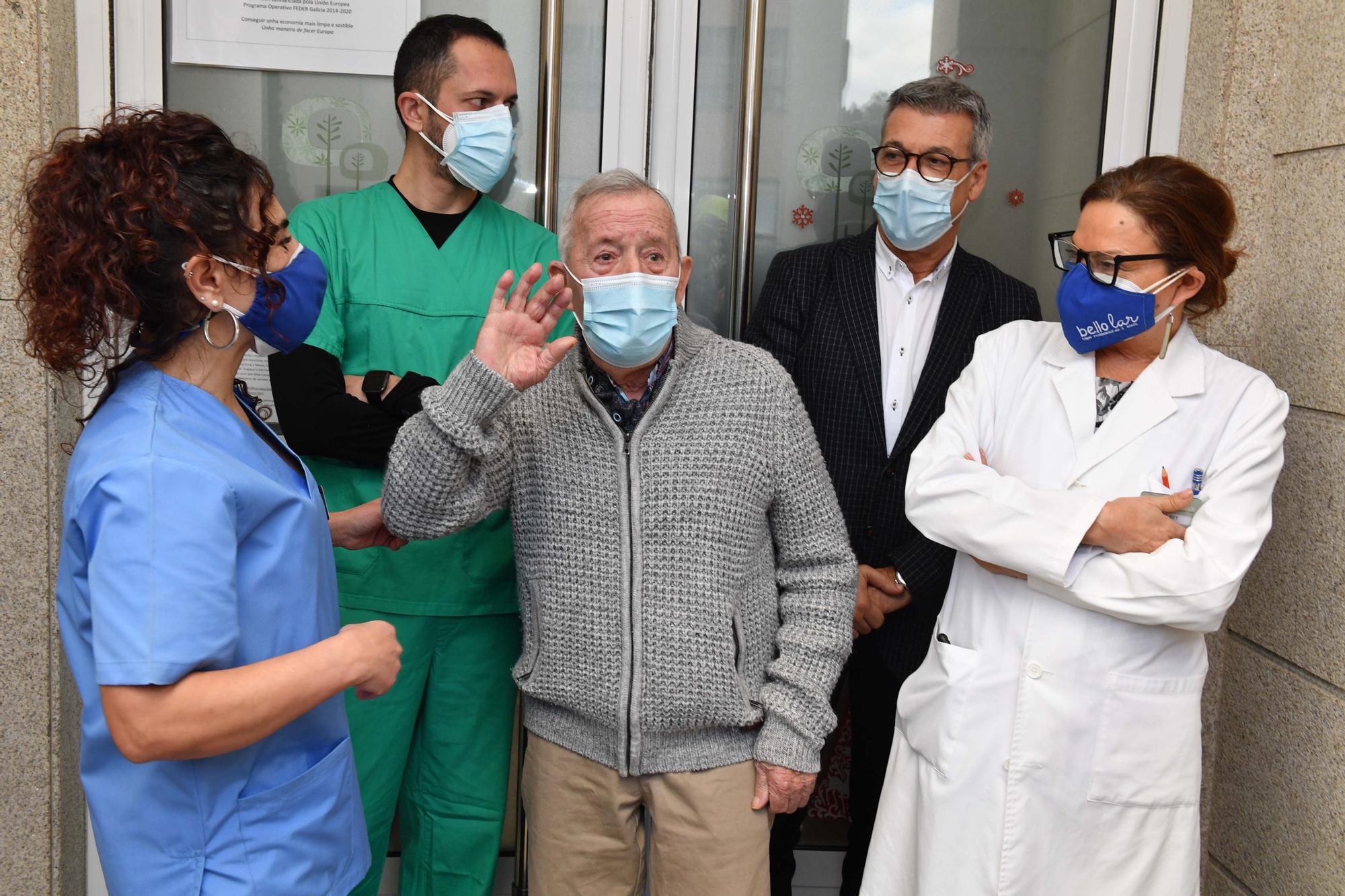 Juan Molina, de la residencia Bellolar, el primer vacunado contra el COVID-19 en A Coruña