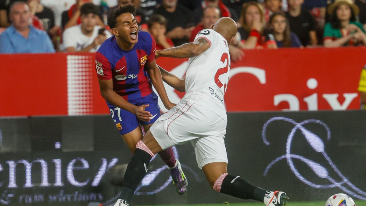 Marcao hace una dura entrada a Lamine Yamal