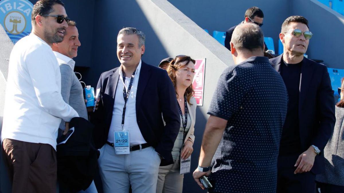 Miguel Ángel Gómez, ayer en el palco junto a Salvo (d.) y Borriello (i.) | J.A.RIERA