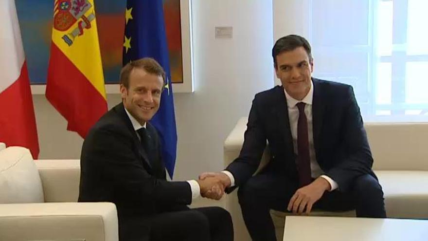 Pedro Sánchez recibe a Emmanuel Macron en La Moncloa