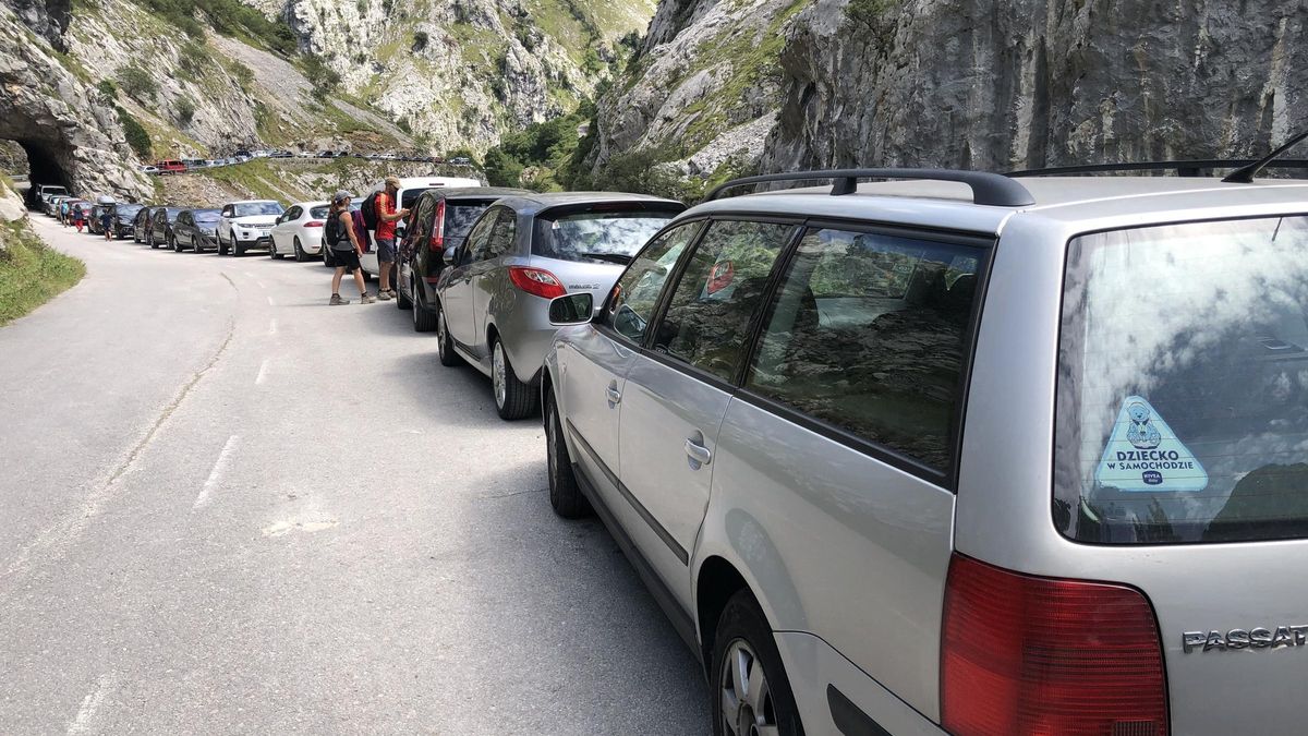 Gran colas de coches, en verano, en el acceso a la Ruta del Cares.