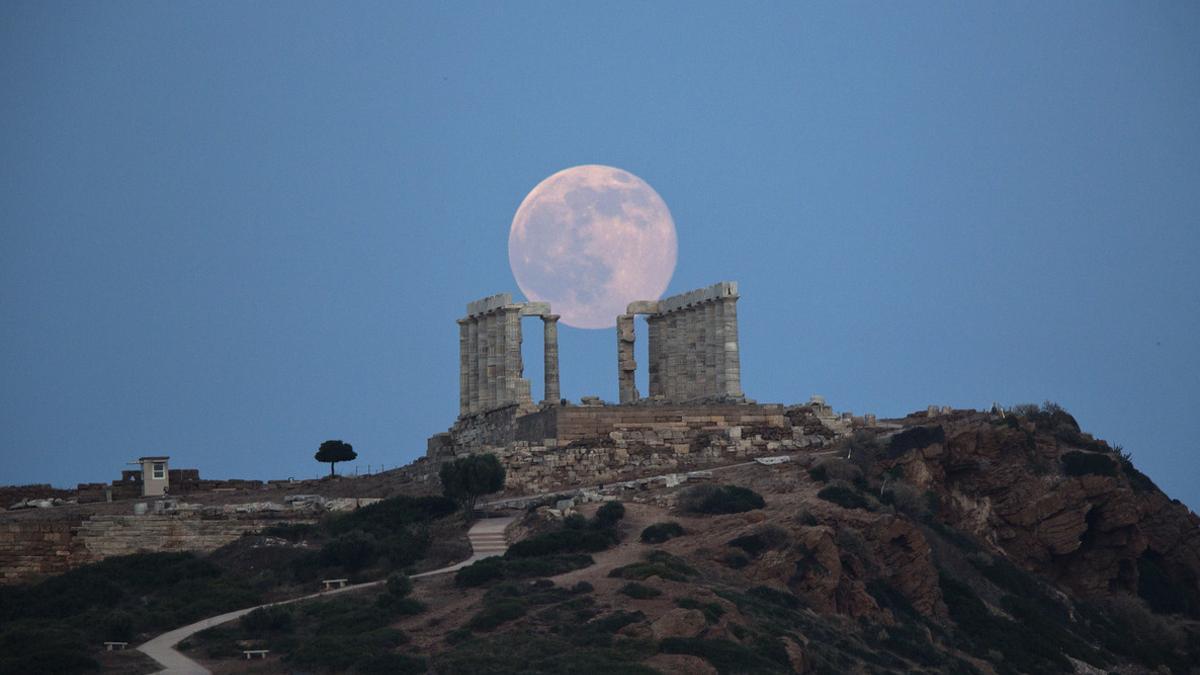 Luna llena sobre el templo de Poseidon, en Atenas.