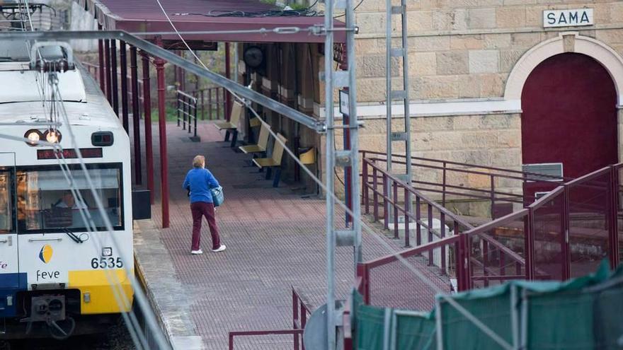 Un tren en la estación de Sama, que quedará sin servicio con la culminación del soterramiento.