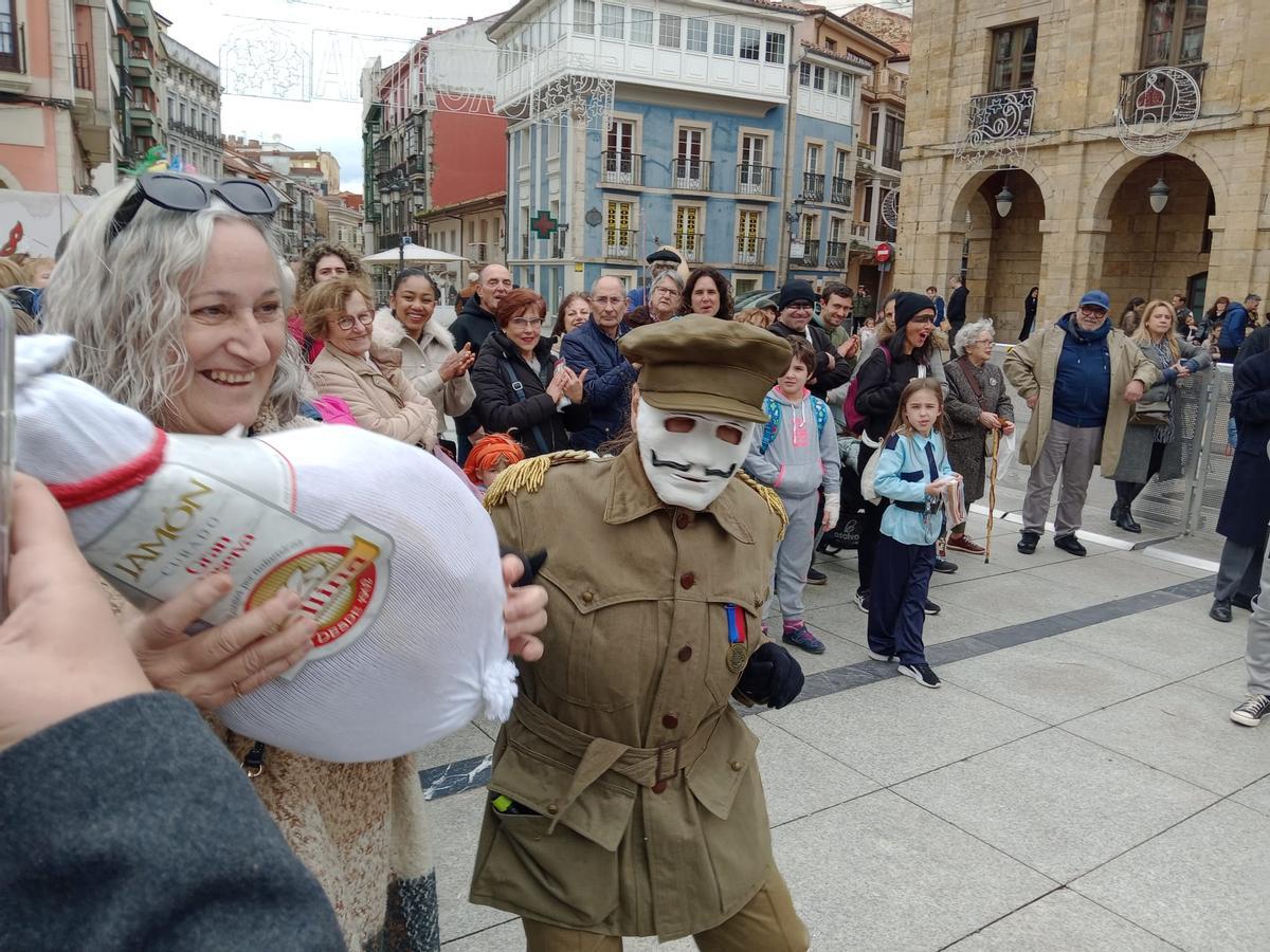 En imágenes: el Antroxu tradicional de Avilés, de pasacalles y comedia