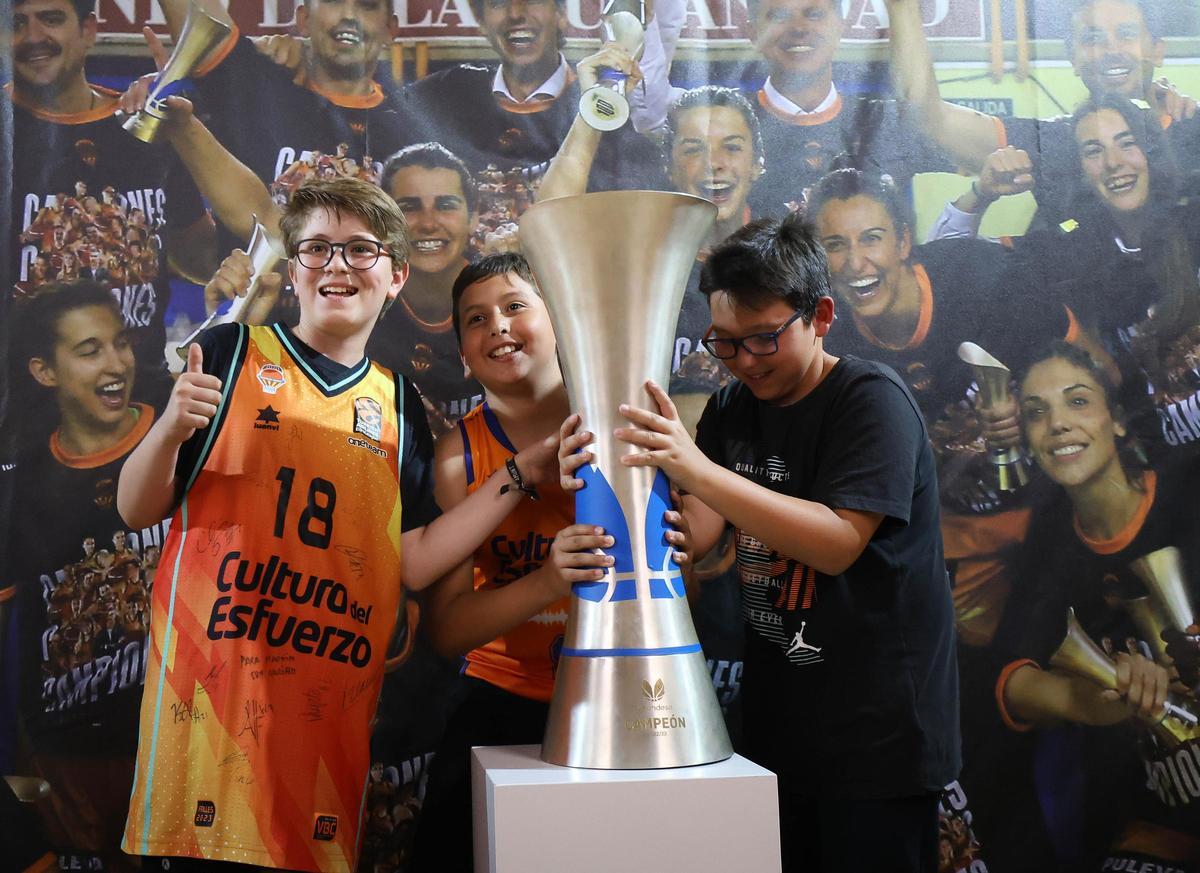 El trofeo de la Liga ya está en la Fonteta