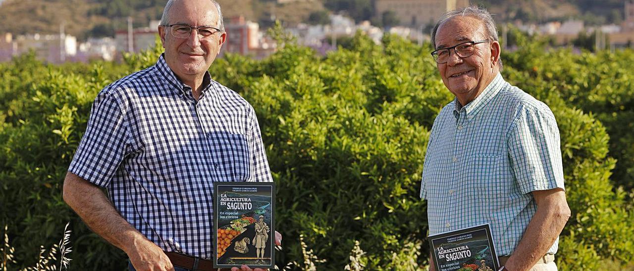 Társilo Caruana y Vicente García, con ejemplares del libro que han escrito. | DANIEL TORTAJADA