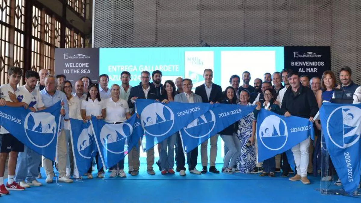 La Escuela de Vela del Club Náutico de Santa Pola recibe el Gallardete Azul por su compromiso ambiental