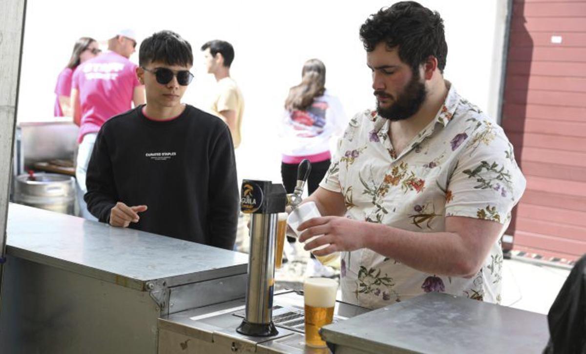 Las barras y grifos de cerveza, a pleno rendimiento. | RAFA VÁZQUEZ