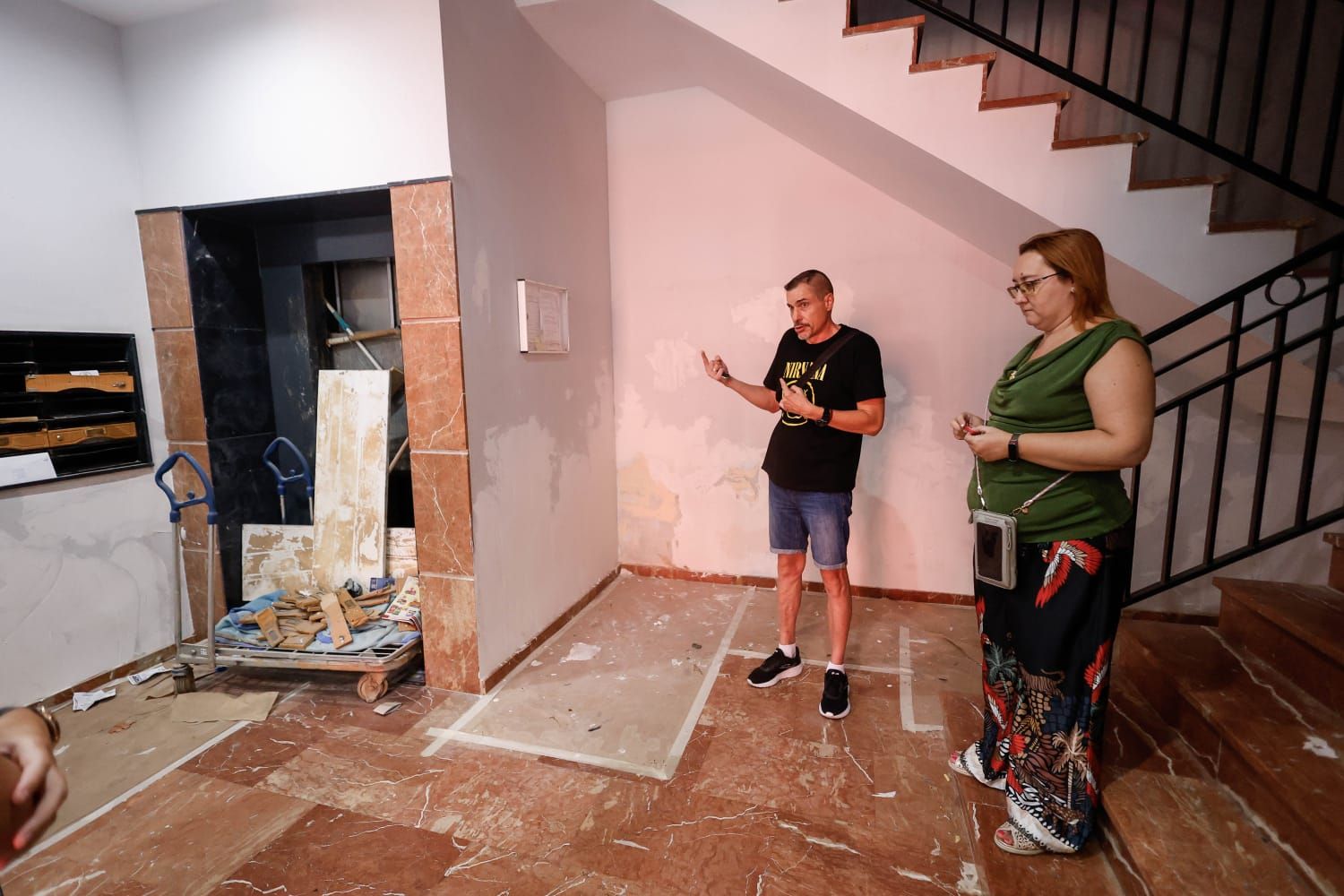 Vecinos de Albal denuncian que el edificio sigue igual 10 meses después