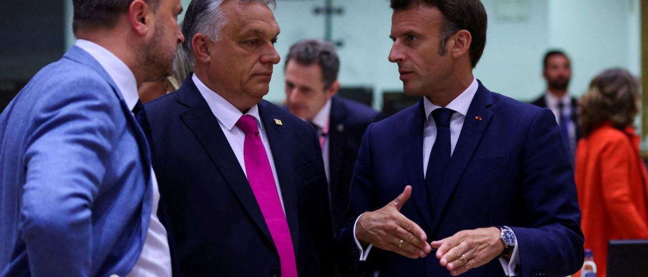 Orban i Macron parlen abans de l’inici del Consell Europeu extraordinari a Brussel·les. | REUTERS