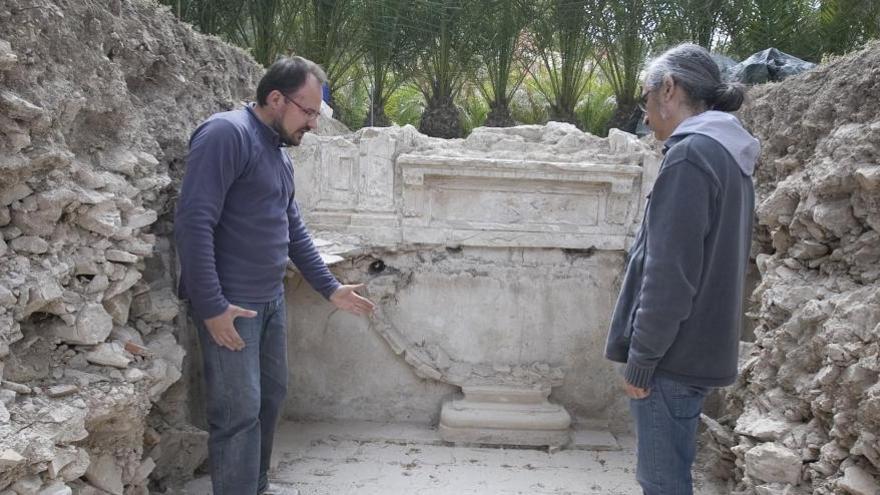 El arqueólogo Emili Moscardó (izq.), junto al director del hotel, Arturo Sanz, ante al altar hallado.
