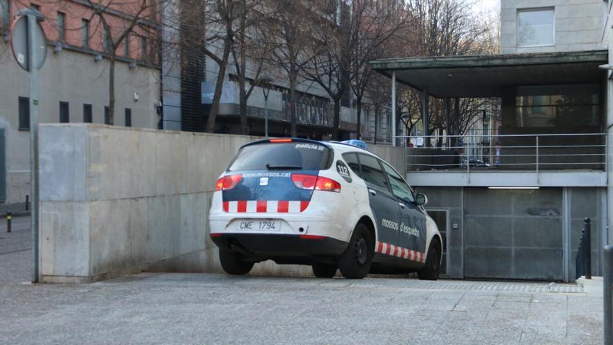 El vehicle policial que ha traslladat la dona detinguda fins als jutjats de Girona