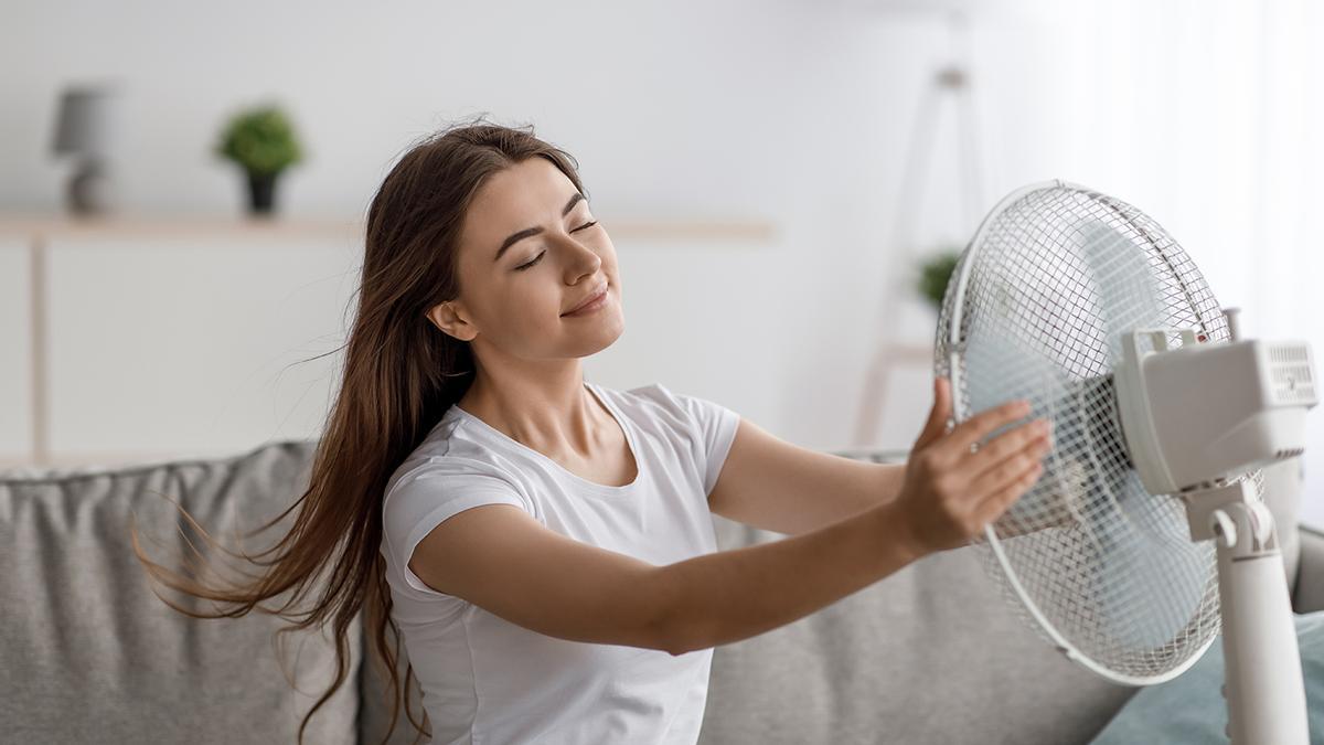 Adiós al aire acondicionado: el motivo por el que hay que poner una funda de la almohada en el ventilador