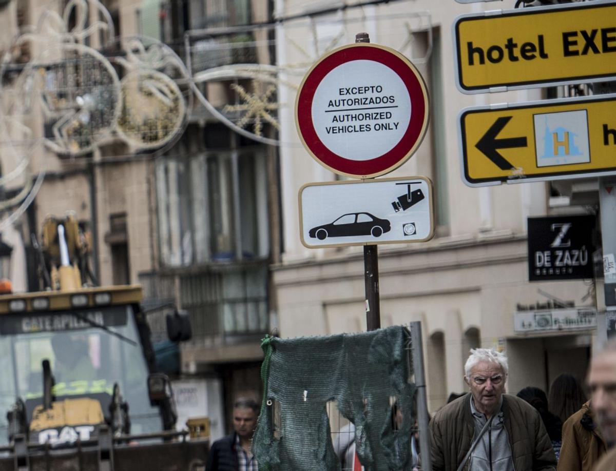 Señalización que marca la zona videovigilada en la calle San Antón.  | CARLOS GIL