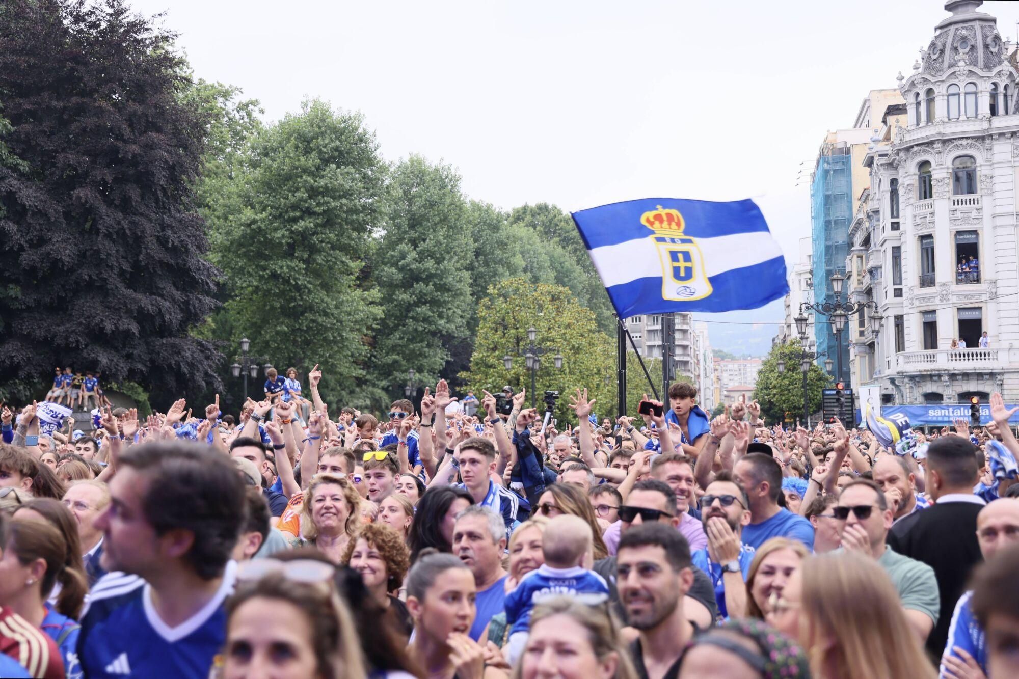 Locura azul en las calles de Oviedo para celebrar el ascenso del equipo a Primera División