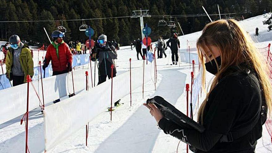 Una treballadora de la Masella controlant l&#039;aforament