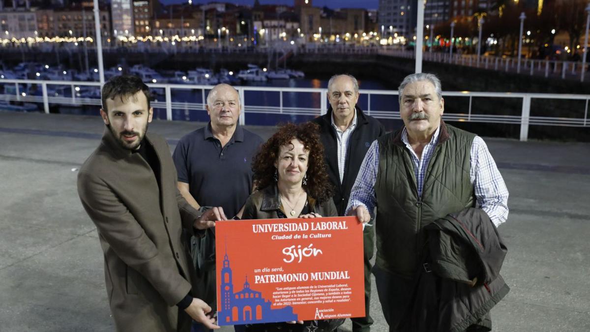 Por la izquierda, Óscar González, Jesús Acebal, Nuria Rabasa, Jesús Jiménez y Manuel Nevares, con el cartel, ayer por la tarde, en el puerto deportivo. | Marcos León
