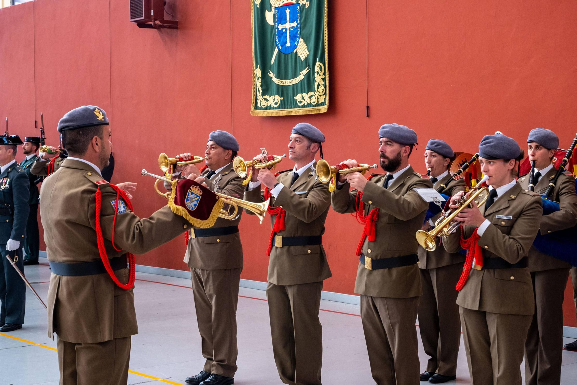 EN IMÁGENES: Así fueron los actos en Oviedo del 179 aniversario de la Guardia Civil