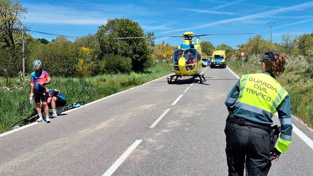 Lugar del siniestro con el helicóptero desplazado para el traslado.