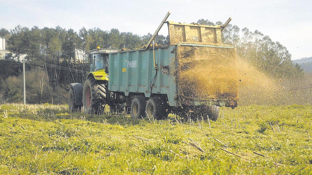 Un tractor abonando en la zona de O Deza. | Javier Lalín