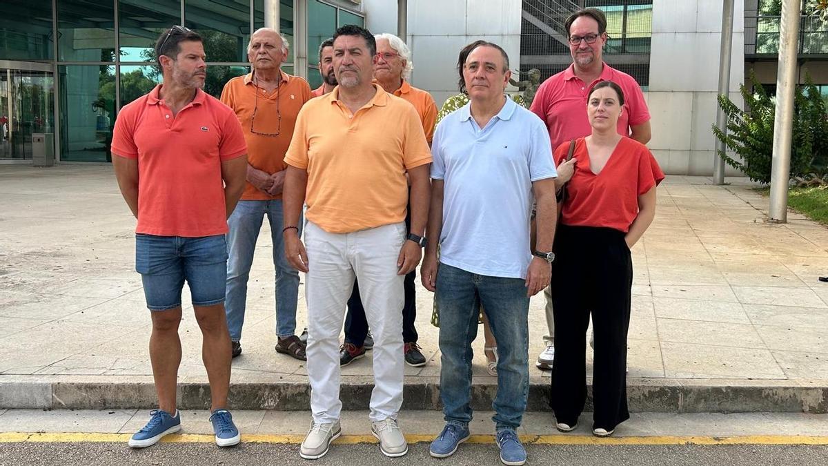 Patronales y sindicatos de la concertada, este lunes a las puertas de la Conselleria de Educación.