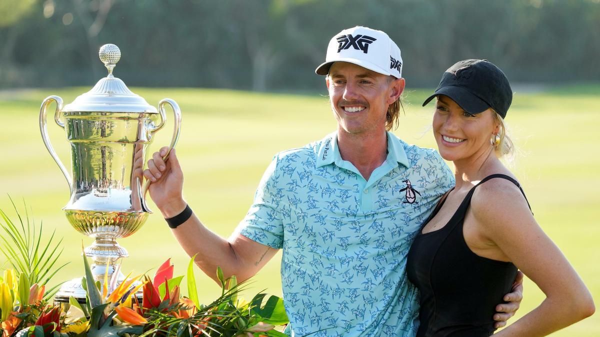 Jake Knapp celebra con su novia su primera gran victoria en el PGA Tour