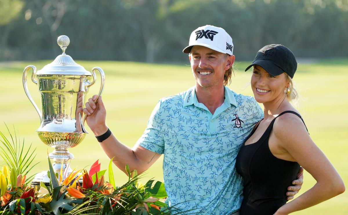 Jake Knapp celebra con su novia su primera gran victoria en el PGA Tour
