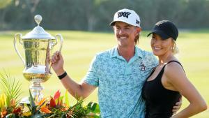 Jake Knapp celebra con su novia su primera gran victoria en el PGA Tour