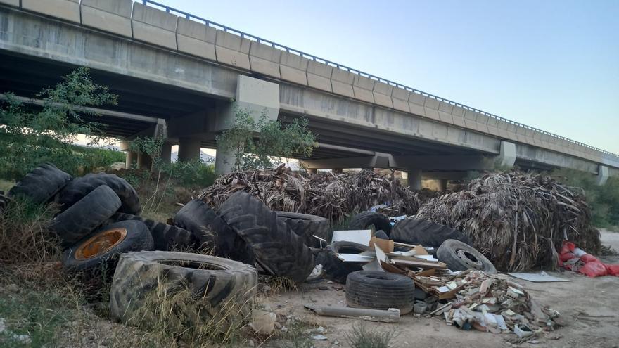 Escombros, podas y neumáticos colmatan el cauce de la rambla de Abanilla aguas arriba de Orihuela