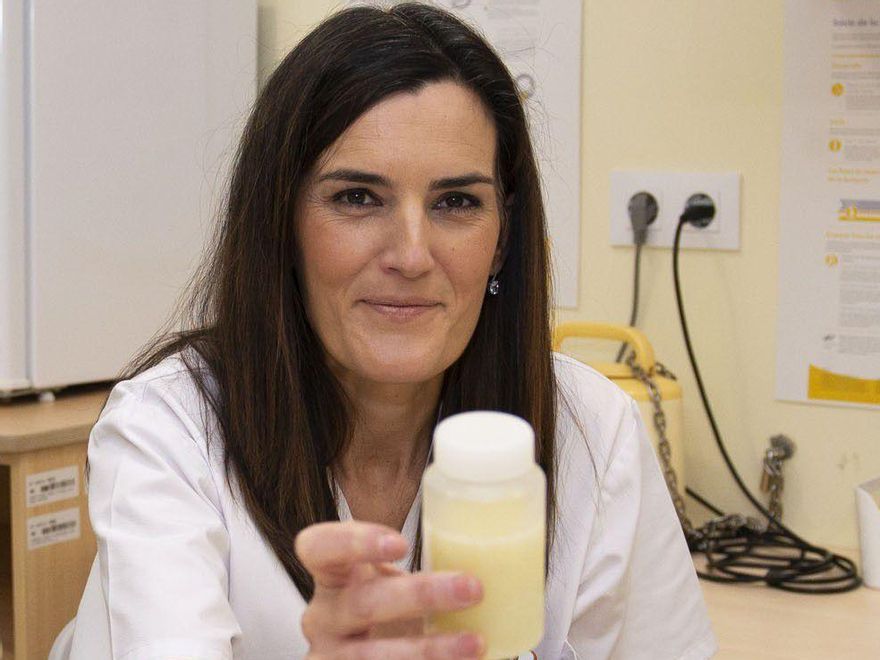 Alba Sánchez Ansede sostiene un bote de leche materna.