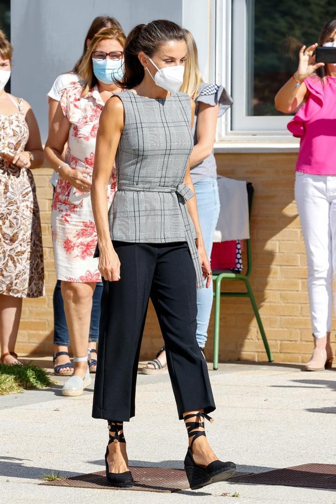La reina Letizia con top a cuadros, pantalón culotte negro y alpargatas