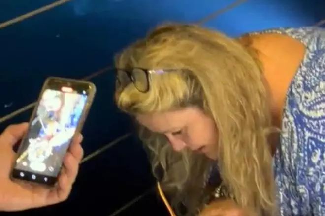 Una turista salva una llagosta d'un restaurant