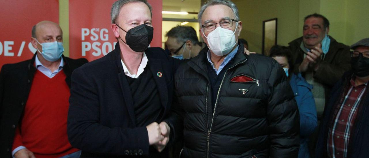 Rafael Villarino y Alfredo García, se saludan en la sede del PSOE tras el escrutinio.  |   // IÑAKI OSORIO