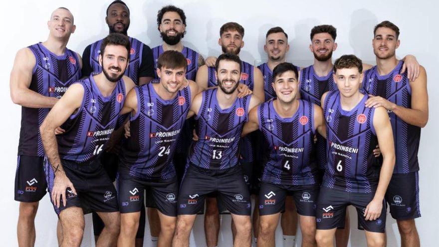 Los doce jugadores de Proinbeni UpB Gandia festejan sus éxitos de esta temporada